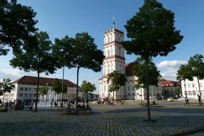 Neustrelitz - Neustrelitz-Marktplatz mit Stadtkirche