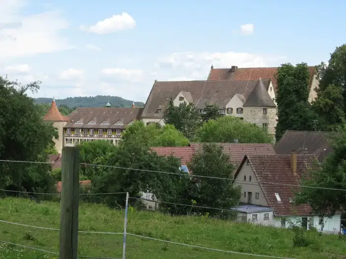 Obersontheim - Obersontheim, Blick Richtung E auf die NW-Fassade des Schlosses mit Friedrichsbau