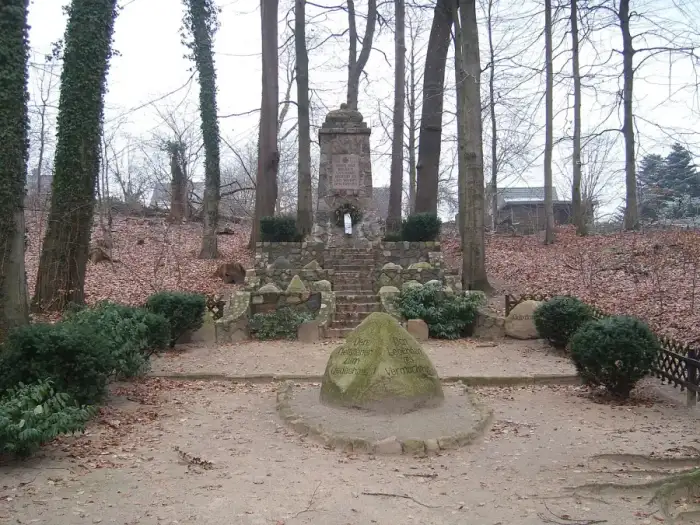 Oelixdorf - Oelixdorf Denkmal-Chaussee Dec-2008 SL271930