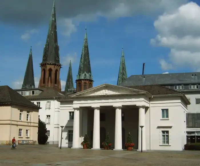 Oldenburg - Schlosswache mit Lambertikirche