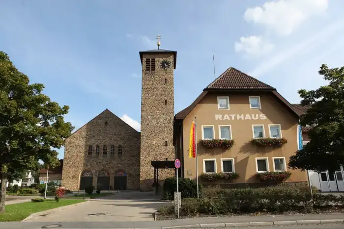 Pressig - Pressig-Kath-Kirche-und-Rathaus