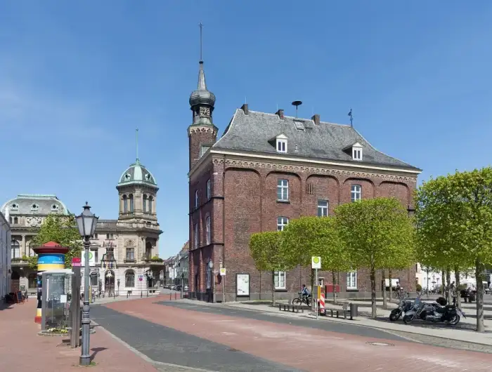 Rheinberg - Rheinberg, das Altes Rathaus Dm74 en Stammhaus und ehemalige Fabrikationsgebäude der Firma Underberg Dm73 foto8 2016-05-05 12.42