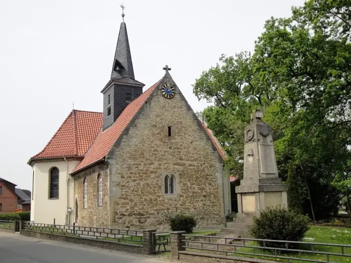 Rötgesbüttel - Rötgesbüttel Kirche und Denkmal