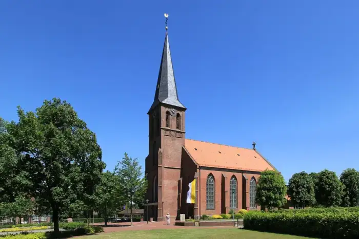 Saterland - Saterland Scharrel - Kolpingplatz + St. Peter und Paul 01 ies