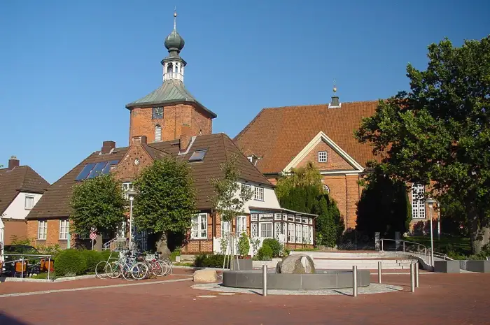 Schönberg - Schönberg (Holstein) Marktplatz mit Kirche