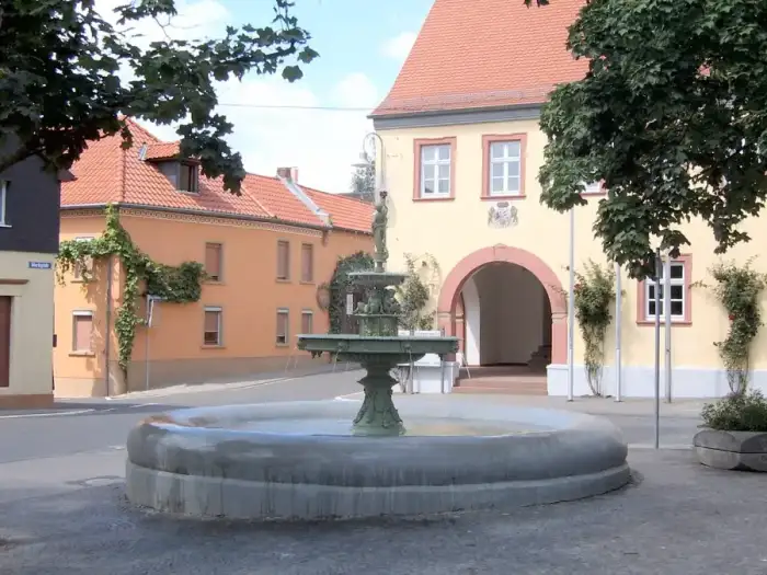 Schwabenheim an der Selz - Marktbrunnen Schwabenheim mit Rathaus