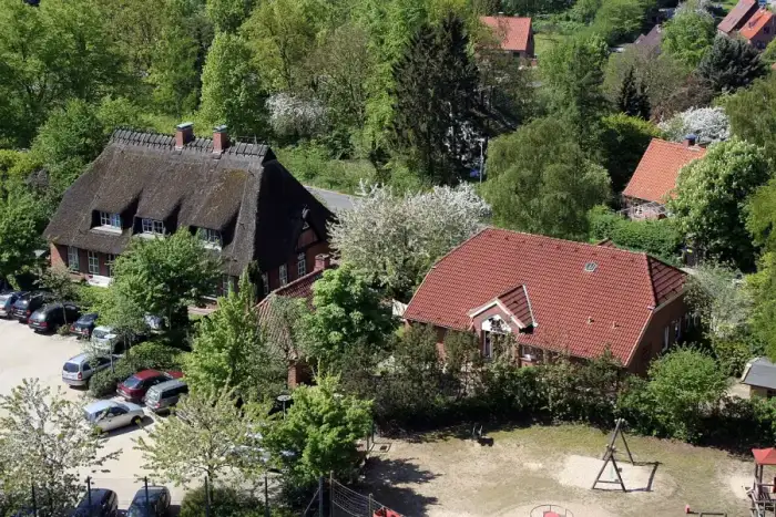 Sierksdorf - Alte Schule und Feuerwehr in Sierksdorf