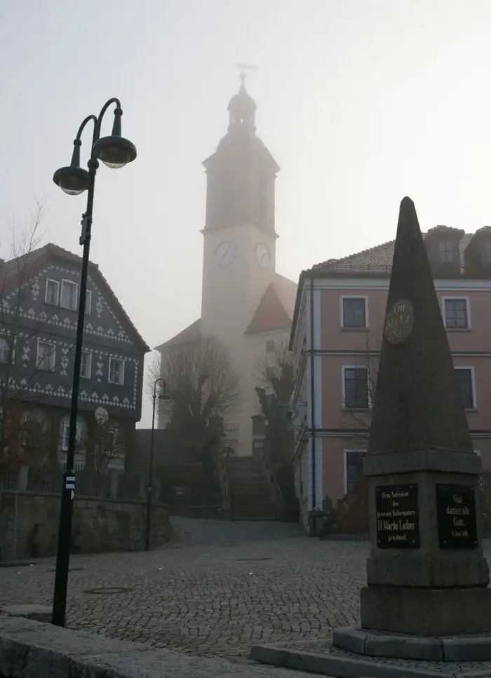 Sohland a. d. Spree - Markt mit Kirche im Nebel Sohland