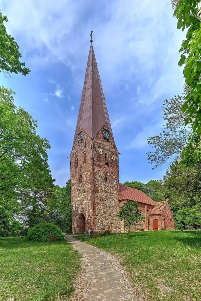 Spornitz - Spornitz-Dorfkirche-von-Südwest-DSC08869+11-PanoZ-pP+44-30+70-xn15-19-05-2022