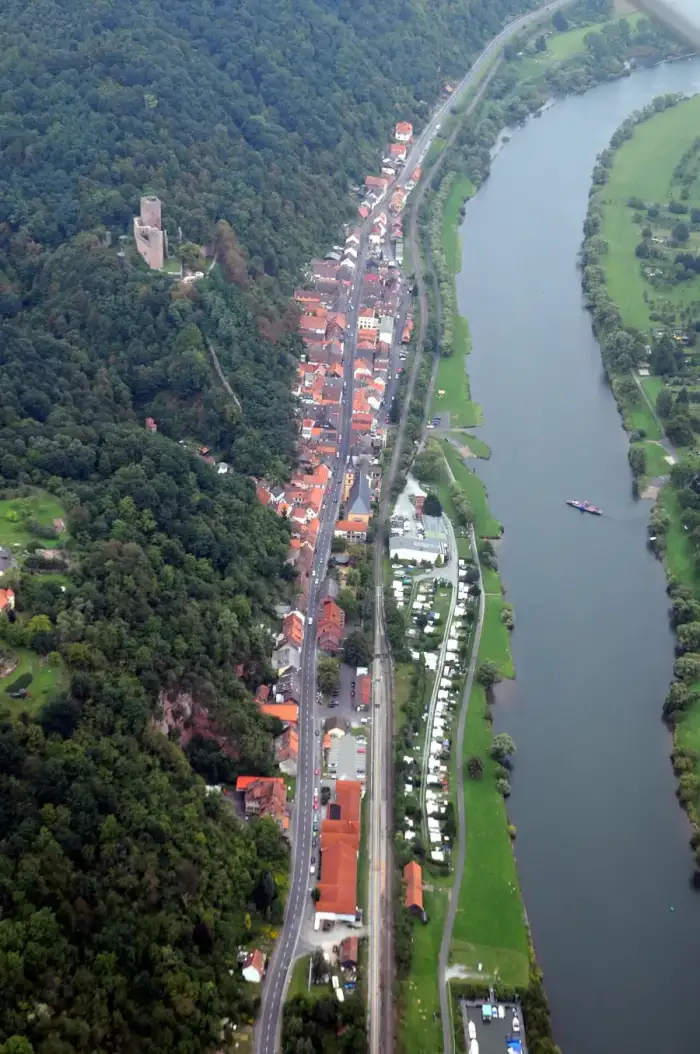 Stadtprozelten - Stadtprozelten Aerial (links), eine Mainfähre legt in Wertheim-Mondfeld ab (rechts) fg210