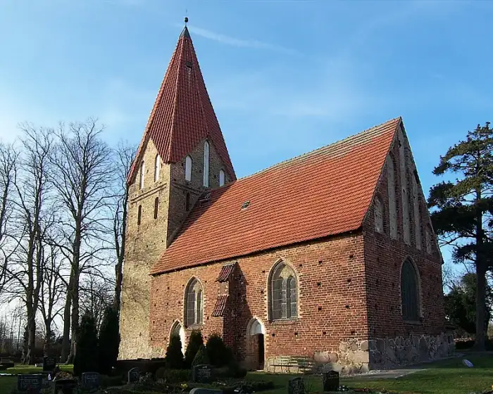 Stäbelow - Stäbelow Kirche bei Westsonne
