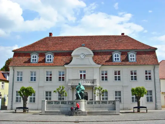 Stavenhagen - Stavenhagen Rathaus Marktplatz Reuter Literaturmuseum former town hall