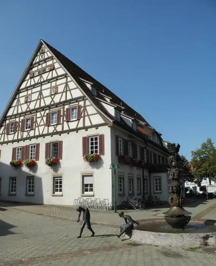 Süßen - Süßen - Rathaus ab 1512, Fachwerk, mit Brunnen