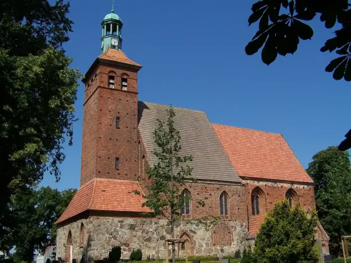 Sundhagen - Reinkenhagen, Dorfkirche, von der Straße aus (2008-08-01)