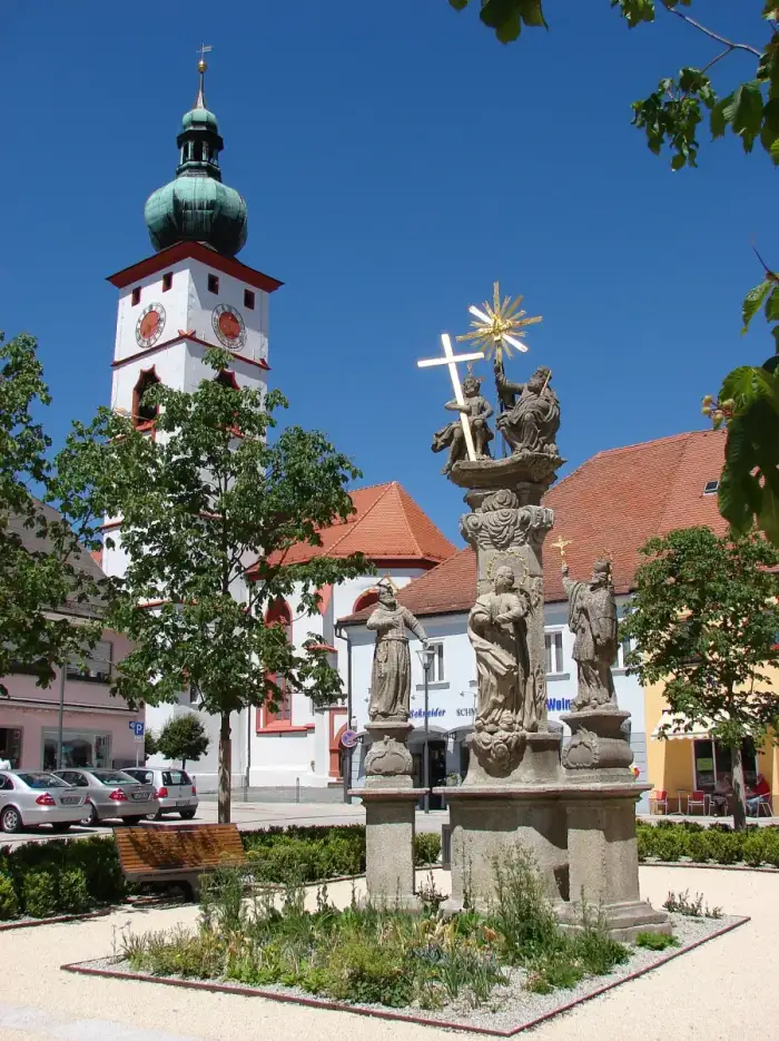 Tirschenreuth - Die Dreifaltigkeits-Säule auf dem Tirschenreuter Marktplatz
