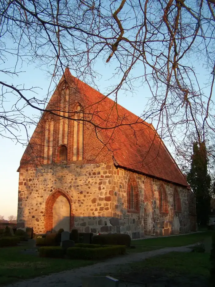 Trinwillershagen - Kirche Langenhanshagen, Halle (2008-12-23)