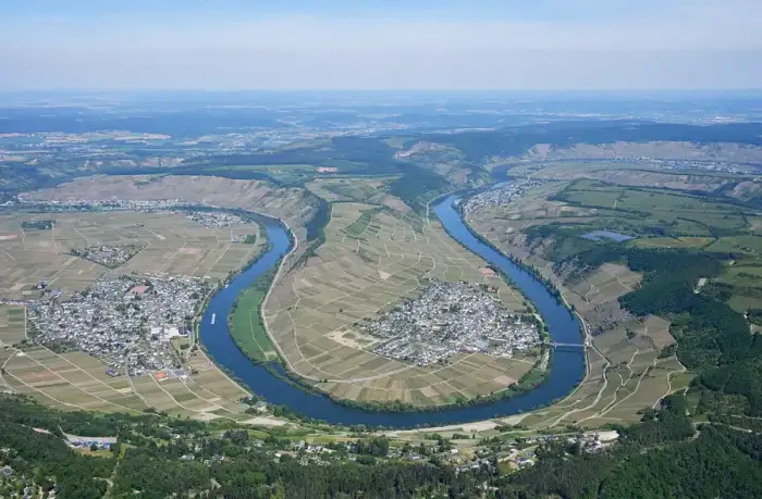 Trittenheim - Aerial image of the Moselle in Trittenheim (view from the south)