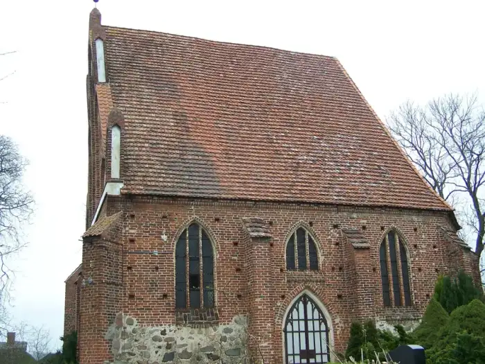 Velgast - Dorfkirche Velgast, Seitenansicht (2008-04-03)