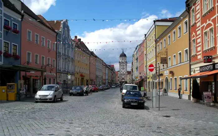 Vilshofen an der Donau - Stadtplatz Vilshofen im Sommer
