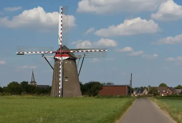Waldfeucht - Waldfeucht, die Windmühle Dm8 met kerk foto8 2016-08-31 14.46