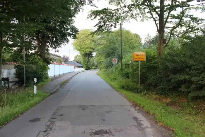 Wees - Ortsschild von Wees bei Blocksberg (Flensburg), Bild 01