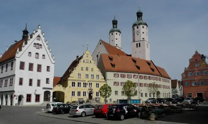 Wemding - Wemding - Marktplatz mit histor. Rathaus links