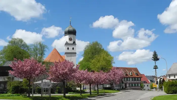 Westerheim - Westerheim - Kirche, Fachwerkhaus und Maibaum