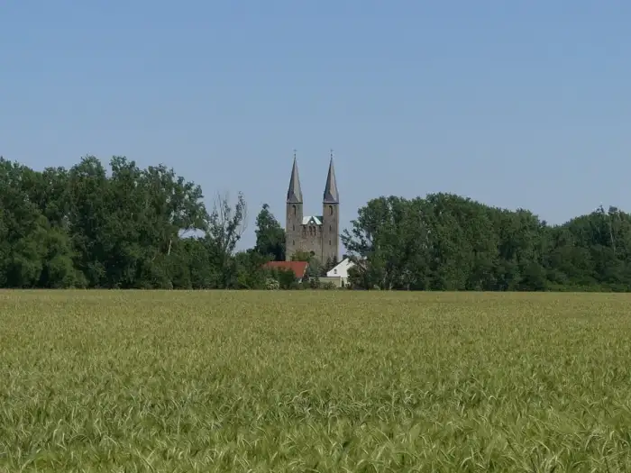Westheide - Klosterkirche Hillersleben Turme von Westen gesehen 2014-06