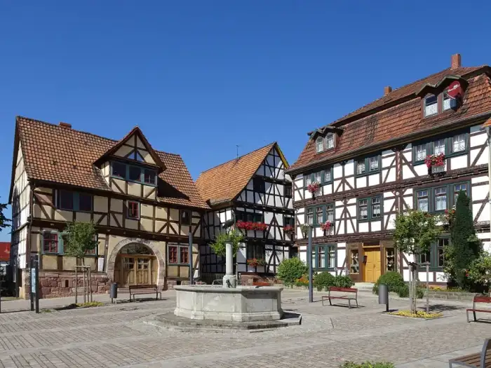 Wildeck - Gerstungen im thüringischen Wartburgkreis. Marktplatz mit dem Storchenbrunnen