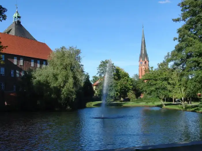 Winsen (Luhe) - Winsen Luhe Blick auf das Schloss und St Marien Kirche 2013