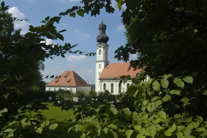 Wörth - Kirche und Pfarrhaus in Wörth Lk Erding