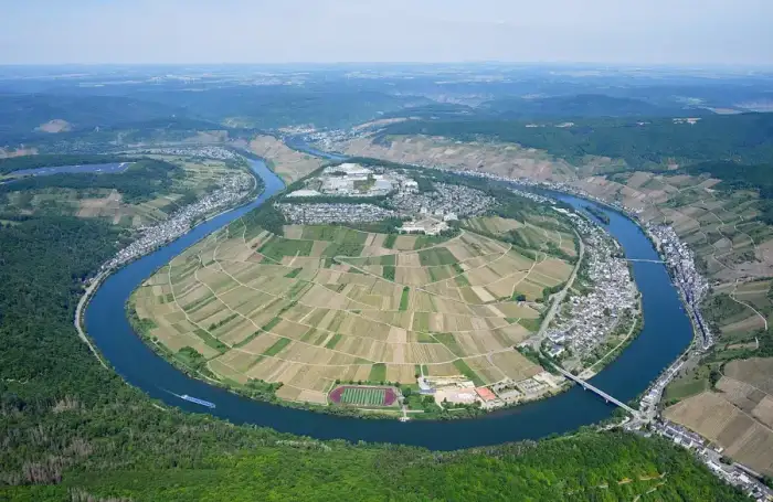 Zell (Mosel) - Aerial image of the Moselle in Zell (view from the southeast)