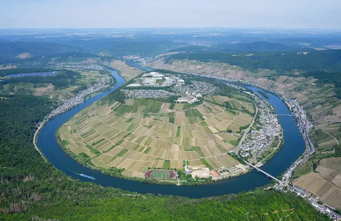 Zell - Aerial image of the Moselle in Zell (view from the southeast)