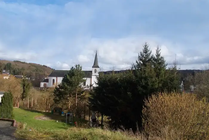 Zerf - Blick auf St. Laurentius in Zerf von Westen her