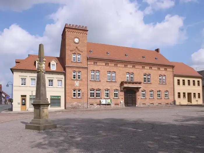 Zörbig - Zörbig, Rathaus, Postmeilensäule